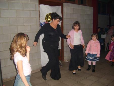 christ qui danse avec les enfants qui l'admire lol