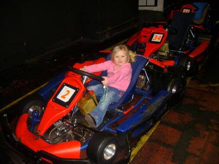 voici ma fille ans un karting