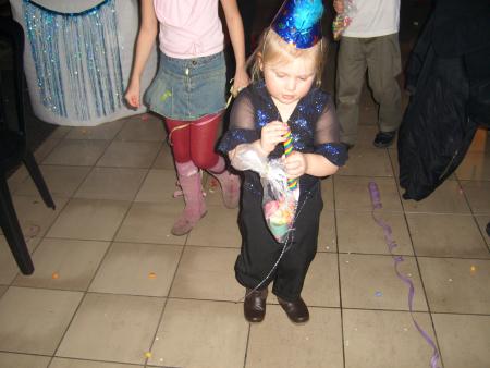 voici ma princesse ma fille avec ses cotillon.