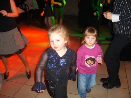 oceane et emilie toute les deux le meme age a l'apres de un mois. de tres bonne copines.