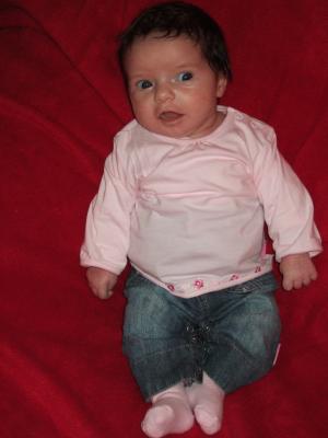 la petite julie a 1 mois.