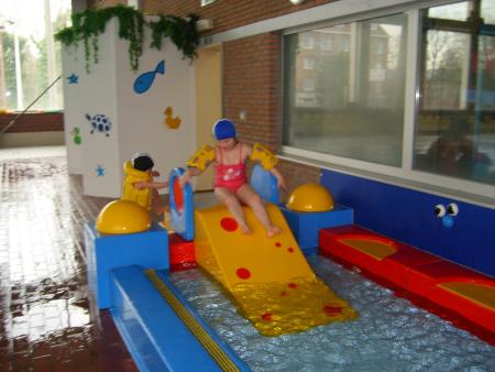 sarah sur le tobogan des petits avec mathias qui la suis.