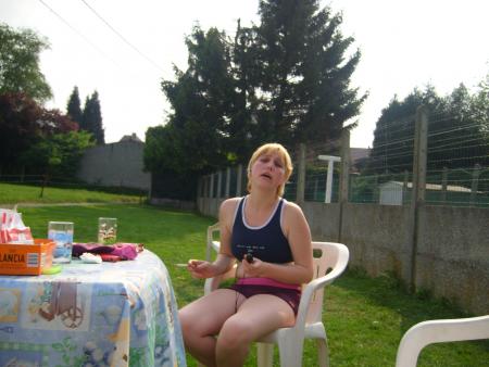 la gwendo elle est a fond dans la musique elle chante elle danse.lol