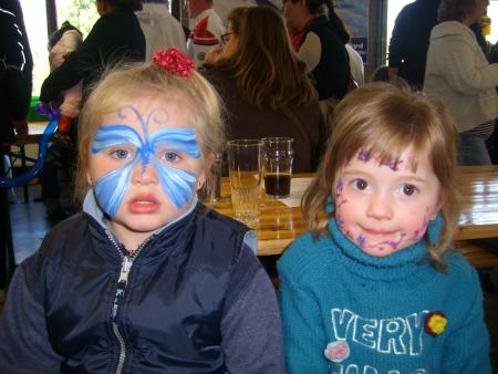 oceane et emilie toute les deux le meme age a l'apres de un mois. de tres bonne copines.