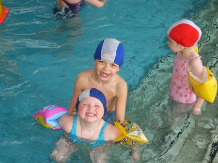mes enfants avec le bonnet bleu et ma soeur avec le bonnet rouge.
