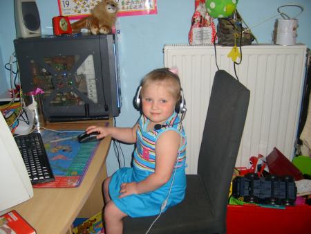 voici ma fille sur son pc.