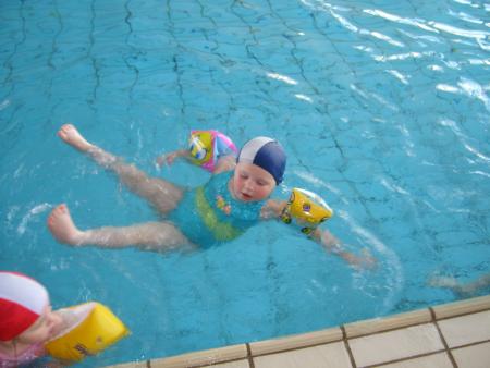 oceane qui flotte dans l'eau