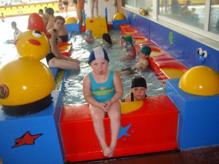 oceane titia sol&egrave;ne ainsi que logane et emilie derriere.