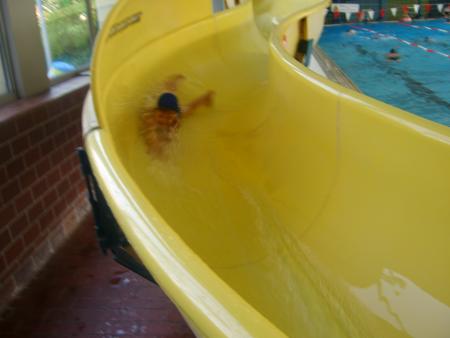 mon fils anthony dans le tobogan il adore la piscine.