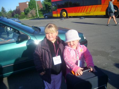 oceane et sa copine cloh&eacute; au depart pour la mer.