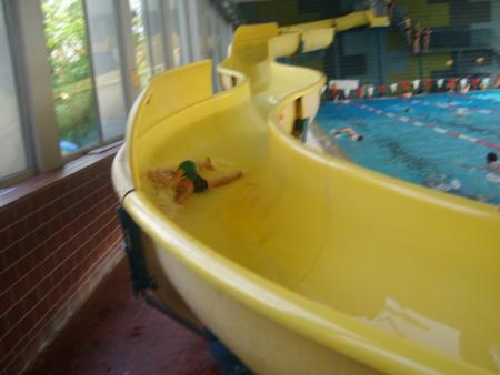 logan dans le tobogan.