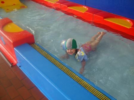 emilie la fille de titia, elle a bien aimer la piscine.