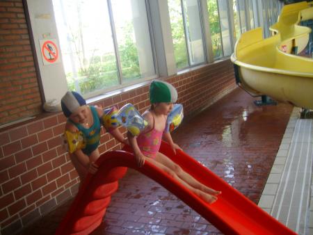 oceane et emilie, elles s'entende bien toute les deux, elles ont le meme age.