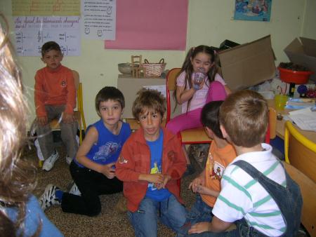 les copaine de classe de anthony et anthony est assi sur la chaise a gauche.