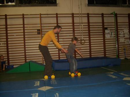 anthony au cours de cirque a l'ecole.