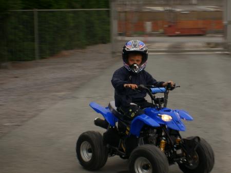 mon fils sur son quad