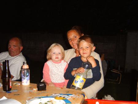 mes enfanrs avec leur mimie d'amour .