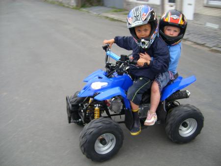 mes enfants sur leur quad.
