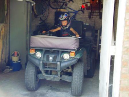 voici mon fils sur le quad de bernard.