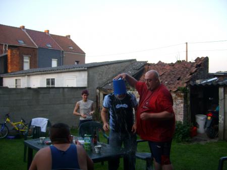 bataille d'eau a la maison bravo ber super pat est bien comme ca lolllllllllll