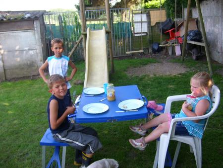 bbc a la maison ; mes enfants oceane et anthony avec leur cousin bryan.