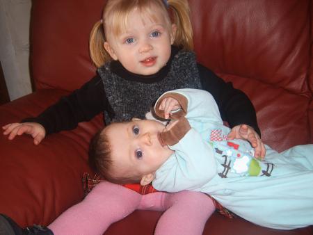 photo souvenir de ma fille avec sa cousine.