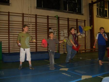 anthony au cours de cirque a l'ecole.