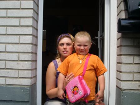 moi et ma fille devant chez moi.