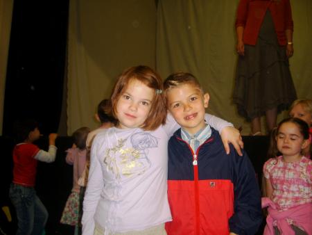 anthony et son amie de classe.