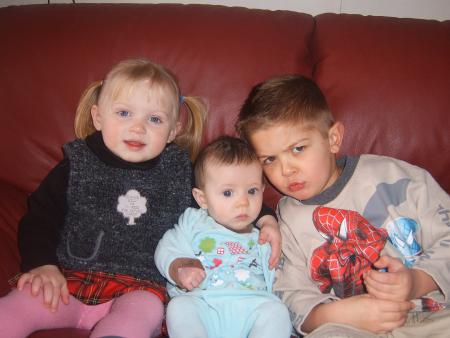 photo souvenir de mes enfants aec leur cousine kasandra qui a maintenant 4 ans.