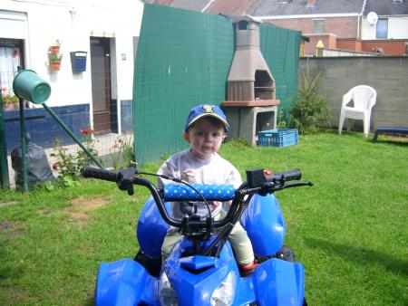 voici le plus mignon mon neveu ilan .