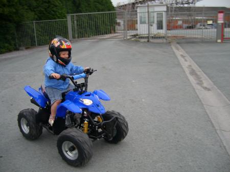 ma fille sur son quad.