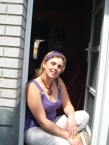 me voici , je ne suis pas photogenique mais bon je met une fois une photo de moi seule. ne rigoler pas trop loll.