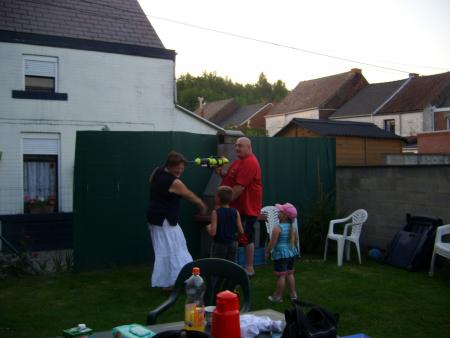 mon ami christ qui se fais aroser par mon pot barney lollllllllllll