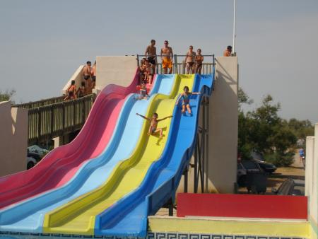 anthony et estelle au tobogan du camping a palavas.