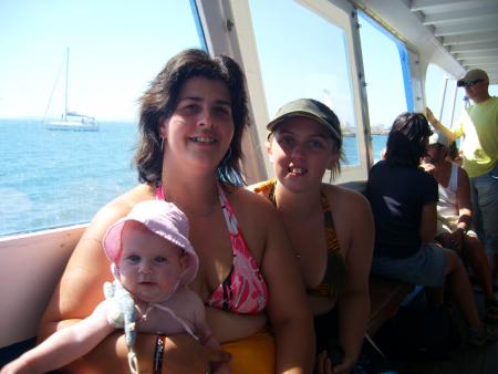 me voici dans le bateau de la promenade avec olivia et manon.