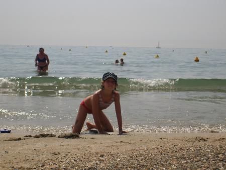 estelle la fille de wendy a la plage en vacance.