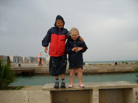 voici mes enfants sur le pont a palavas.