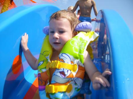 sillyvan le fils de wendy au tobogan de la piscine du camping.