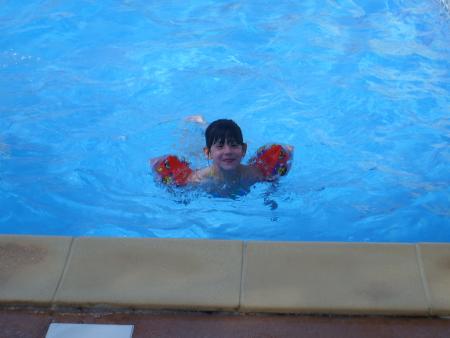ma filleule deborah dans la piscine du camping en vacance.