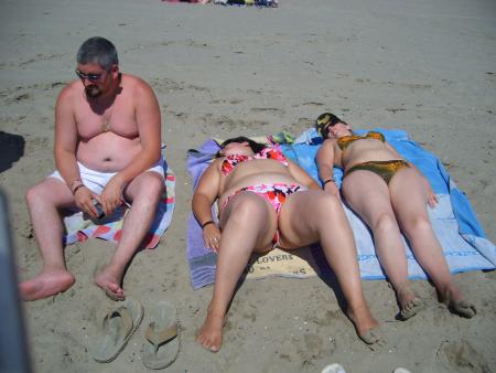 olive et moi et jojo faisant bronzete sur la plage en vacance.