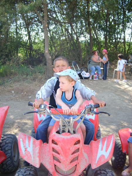 anthony et sillyvan sur le quad en vacance