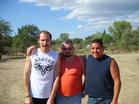 les z'hommes sur le terrain de quad en vacance