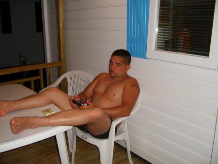 voici mon z'hommes sur la terasse de la caravane a palavas en vacanceeeee.