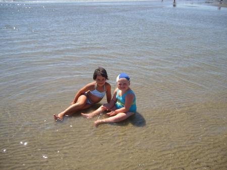ma fille et lindsay sur la plage en vacance