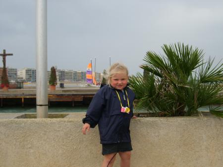 voici oceane sur le pont a palavas an vacanceeee.