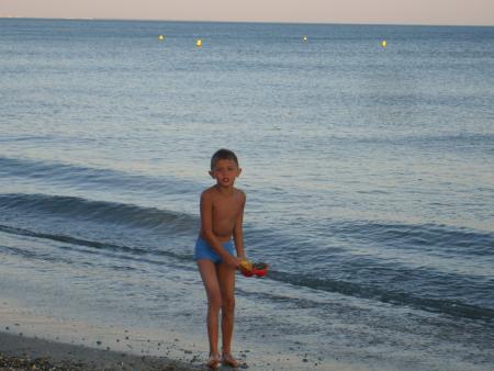 anthony a la plage en vacance