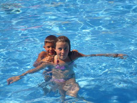 anthony et sa copine dans la piscine du camping.