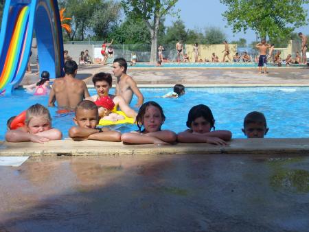 la bande de copain dans la piscine au camping.