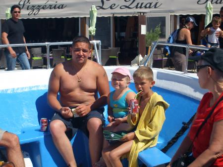 mon z'homme et mes enfants sur le bateau pour la promenade.